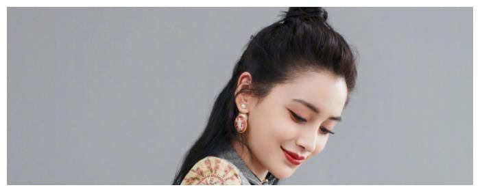 b刚录完《跑男》,baby就去冲浪,摔15次不放弃,登热搜第一被质疑