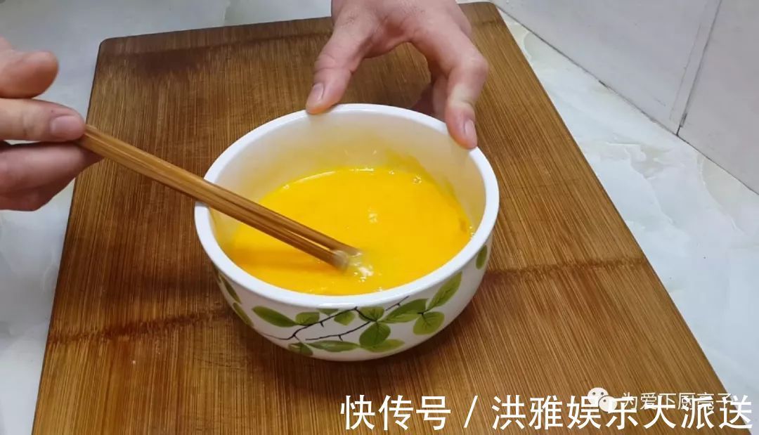 红枣|5个鸡蛋，1斤面粉，锅里一炒，做出创意小零食，比蛋糕好吃十倍