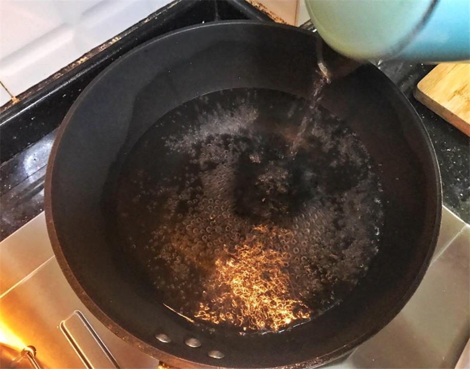 泡面|儿子被开水烫伤,爸爸无心之举却救了娃,医生竖起大拇指很专业