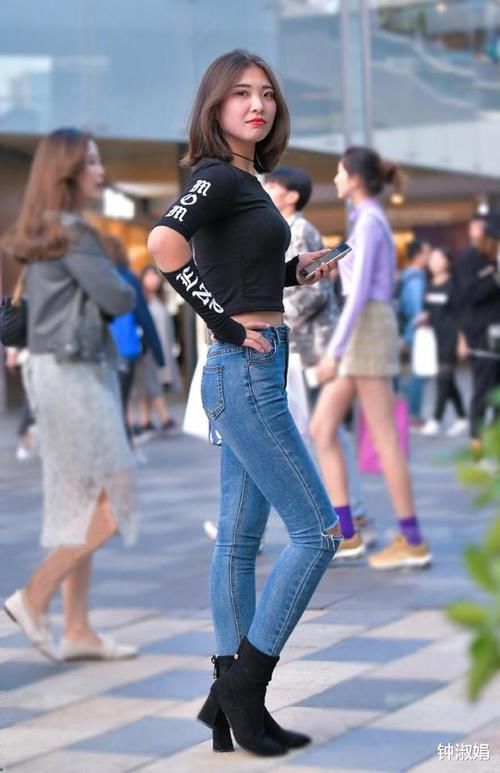 气质女孩的牛仔裤穿搭，休闲清爽，简单地表现出帅气的美