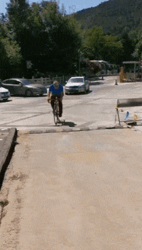 |搞笑GIF趣图:伴娘好不容易抢到捧花,都幸福得站不稳了