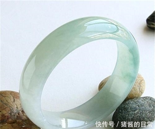 女子戴玉好处多,但是为什么玉镯子不能戴左手呢?