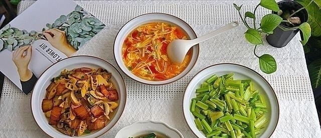 中午，买11块钱的菜，做了3菜1汤，在朋友圈火了，网友想来蹭饭