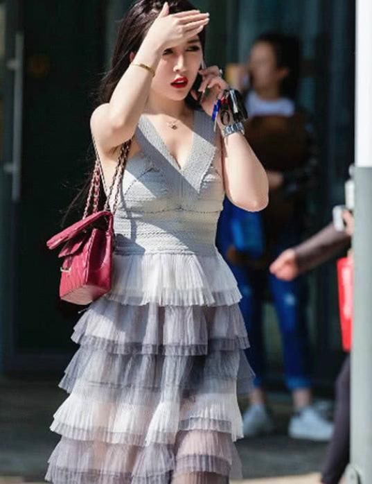 街拍时尚,这就是为什么说身形微胖的女人,更有魅力的原因