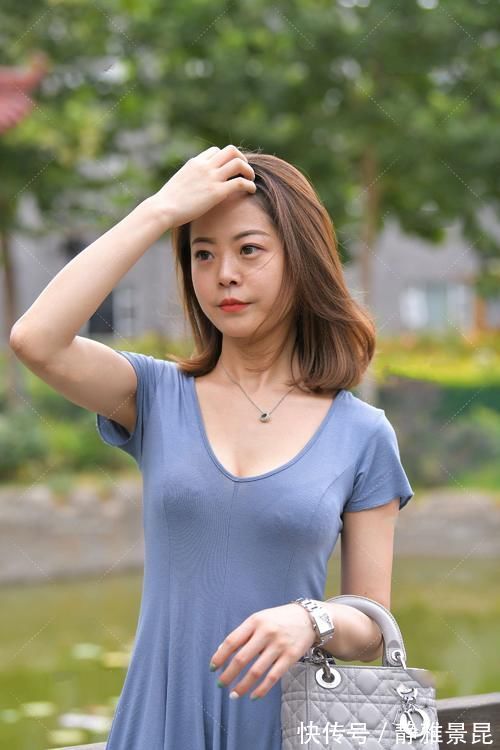 雾霾蓝 小姐姐穿雾霾蓝连衣裙,温柔典雅有魅力,尽显小女人气质