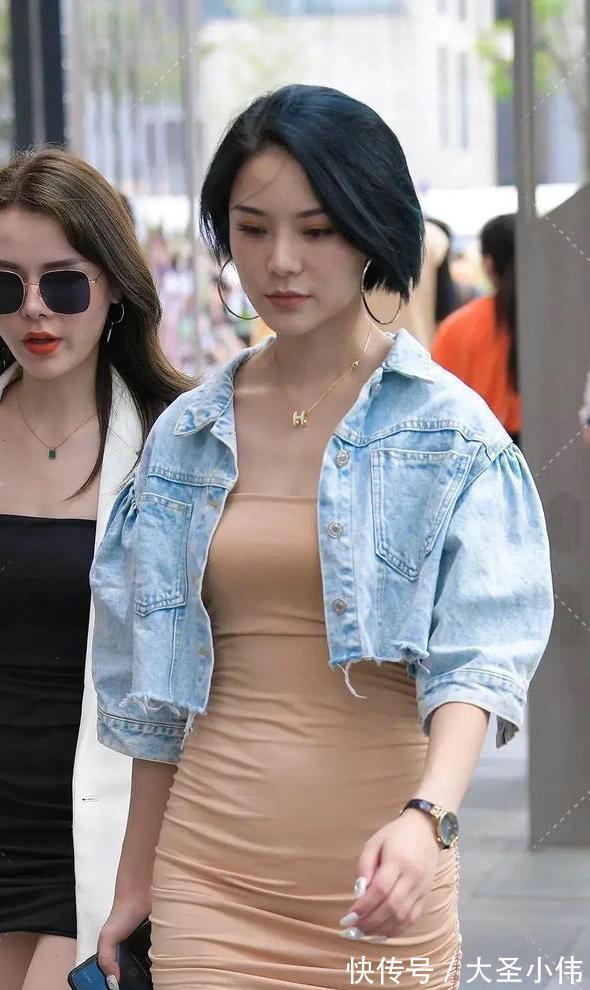 大长腿|美女街拍:青春朝气的连衣裙装扮更显别样的韵味,显得美腿修长,简约干练