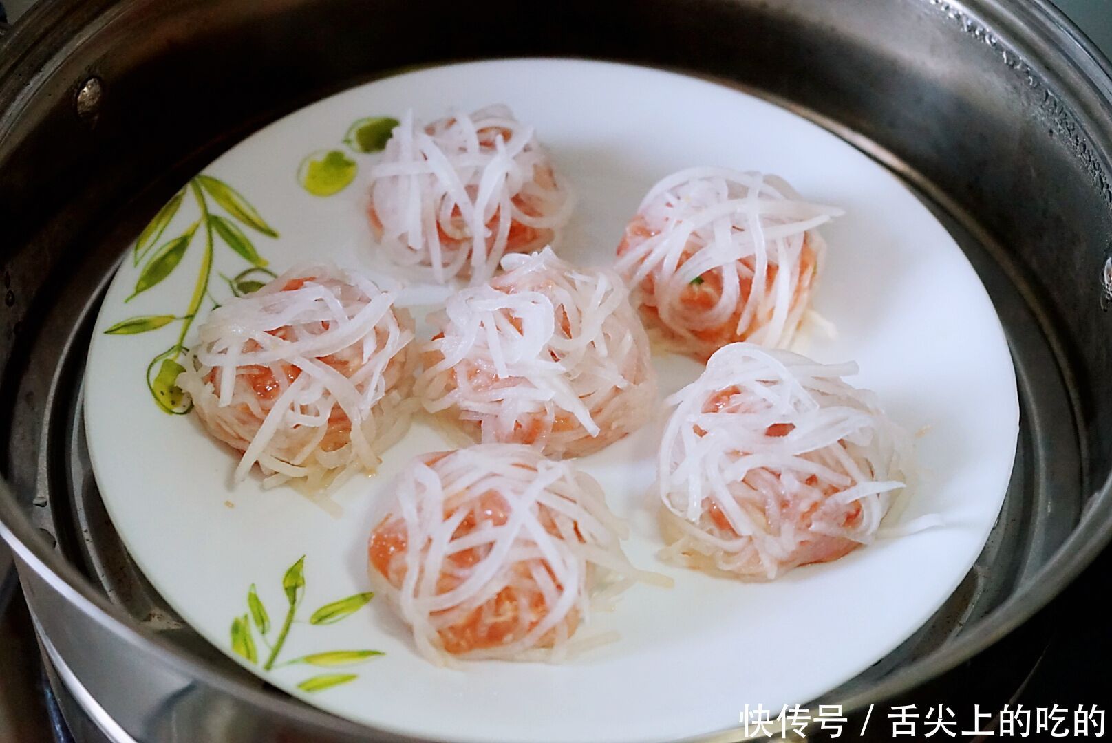 冬季时令菜,属白萝卜最清脆,做成水晶肉丸,香而不腻老少都爱吃