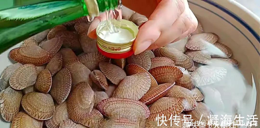 泥沙|清洗花蛤，不要只加盐，老渔民教你几招，花蛤疯狂吐沙，停不下来