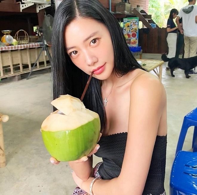 印花|克拉拉不愧是“人间富贵花”，穿一条印花半身裙和抹胸上衣，真美