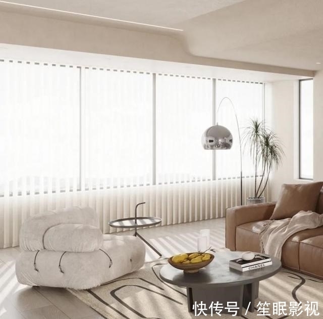 客厅|客厅和南次卧打通融合，清爽开阔，半墙设计重组空间，分出健身区