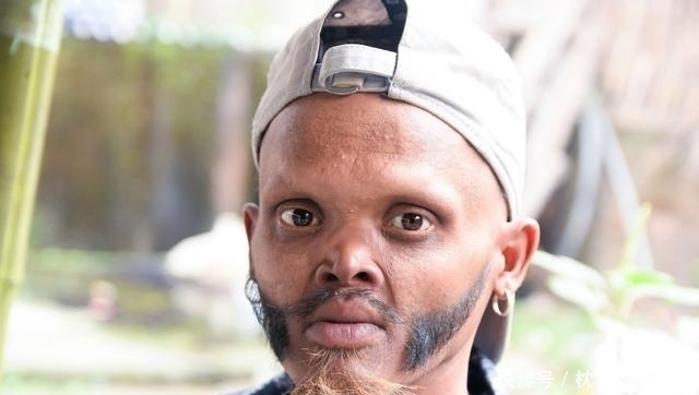 网友戏称:踩着凳子能舔到自己的鼻子,校车司机真的做到了