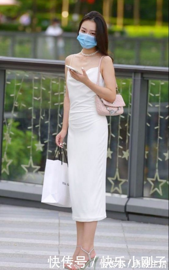 白色 白色吊带长裙，简约时尚又有魅力，女人味十足