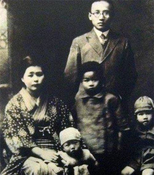 郭沫若离世后,于立群在其遗物发现一张旧照,几天后便在家上吊了