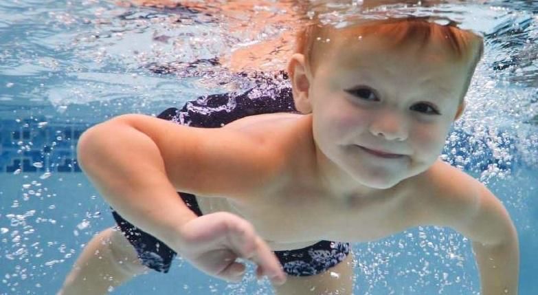 小朋友|游泳对小朋友的身体发育大有好处，几岁的孩子可以学游泳？