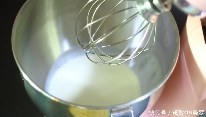 炎热的夏天,来一份酸酸甜甜的百香果慕斯,解暑又开胃!