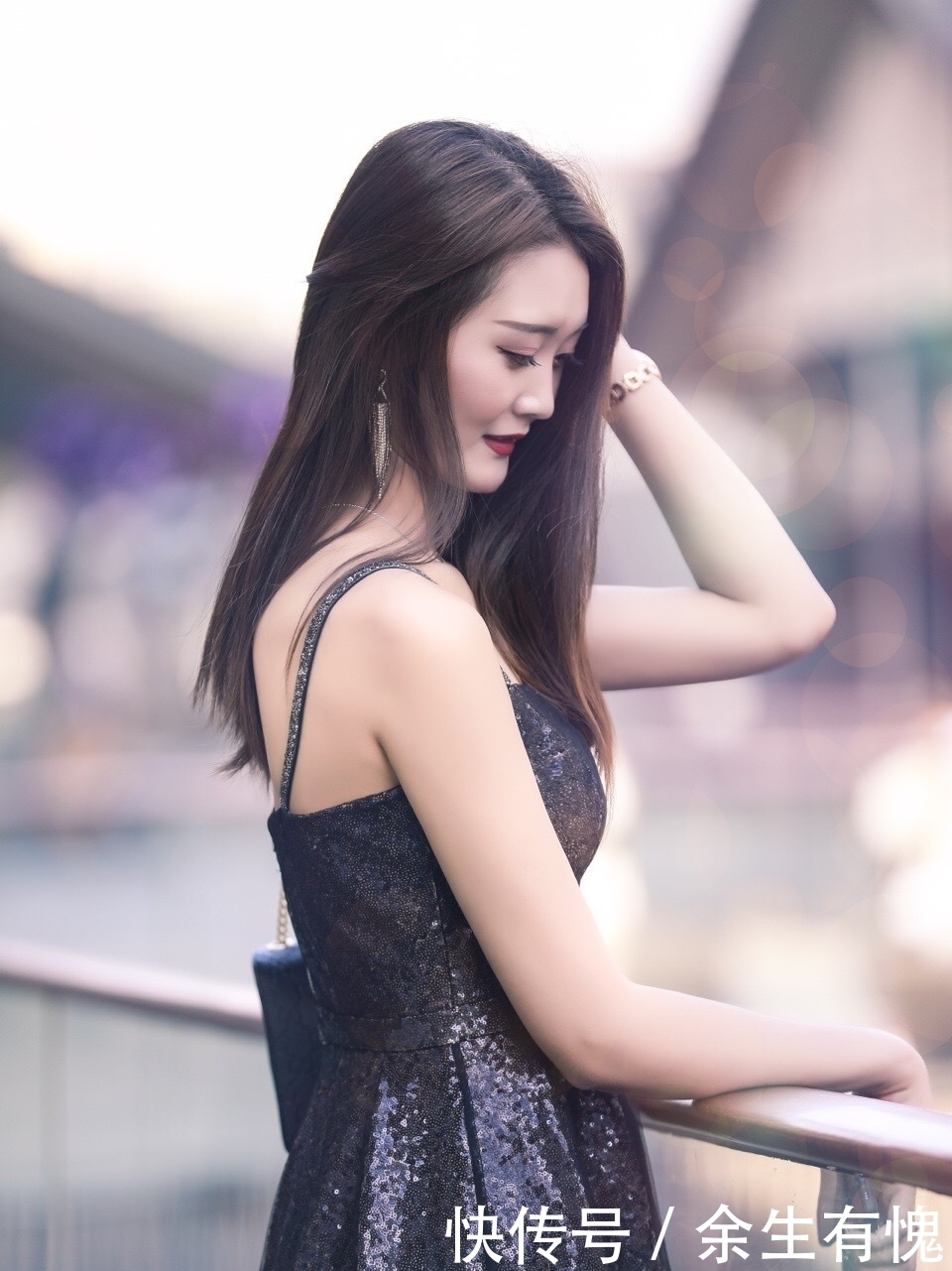 长裙|街拍:小姐姐穿着抹胸长裙,凹凸有致的丰满身材,网友:仙女下凡