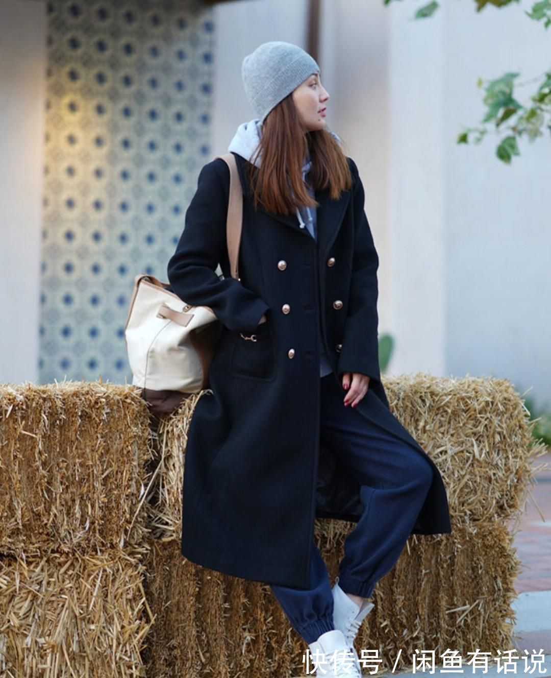 沉闷 又被“黑大衣”惊艳了,45岁博主的这3套配色,贵妇少女随心切换