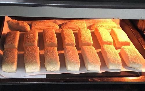 用面粉和白芝麻做脆饼,酥香掉渣,层层薄如纸,做1次吃3天省事