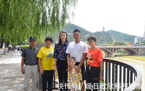 高跟鞋|谢杏芳家庭地位高!与林丹合影细节有变化,不再只顾及丈夫的面子