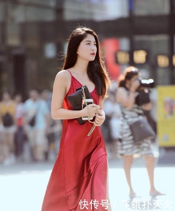 V领修身“连衣裙”,尽显女性身材优势,一身红色穿搭仙气飘飘