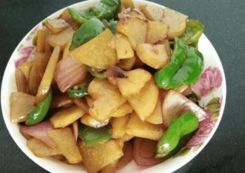  等于|洋葱和它是绝配，等于“血管清洁剂”，简单炒一炒