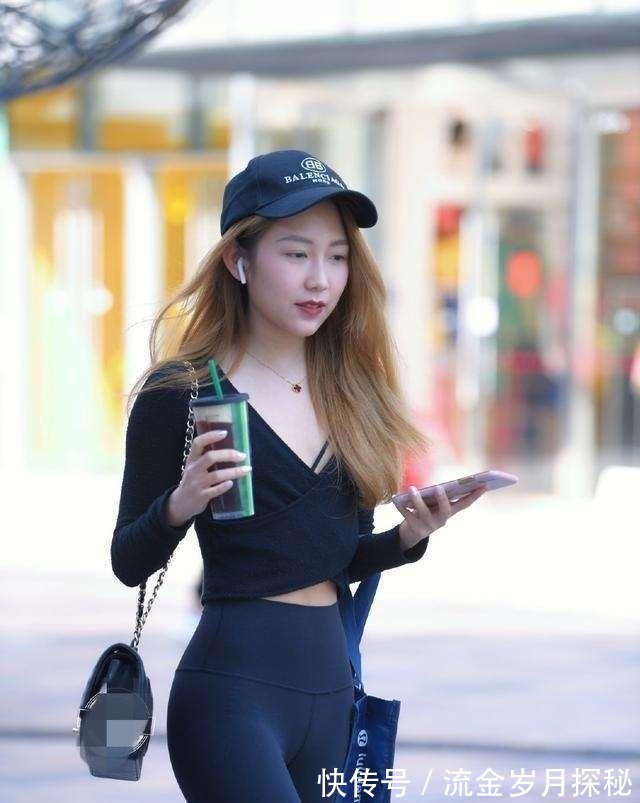 穿搭 白色打底裤搭配灰色上衣,搭配出不同的风格,完美的切换穿搭!