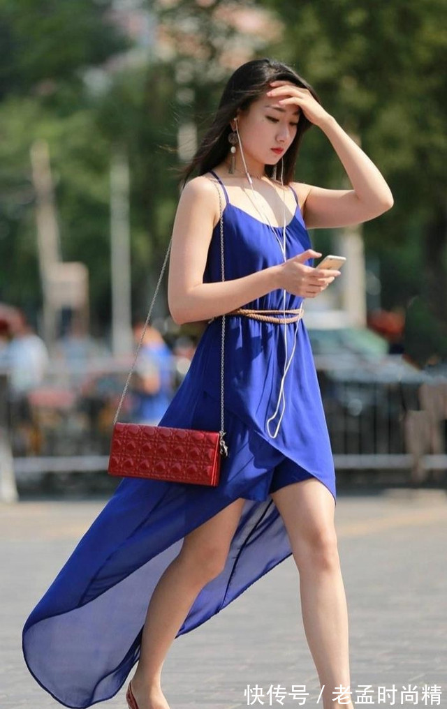 裙装 街拍: 裙装对身材很友好,装扮省心,看上去更有气质