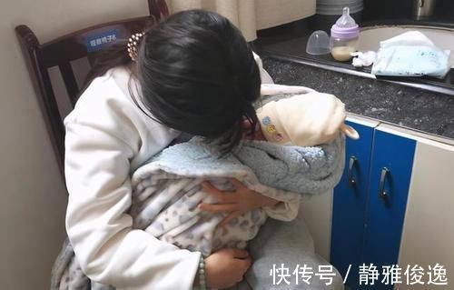 空气浴|揪心!出生40天的女婴在草坪晒太阳,被一旁玩耍的小孩踩伤头部