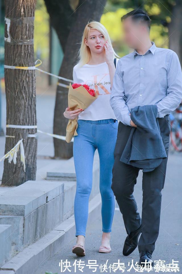 长裤 白短袖搭配蓝色长裤,身材高挑的女生,穿起来很好看