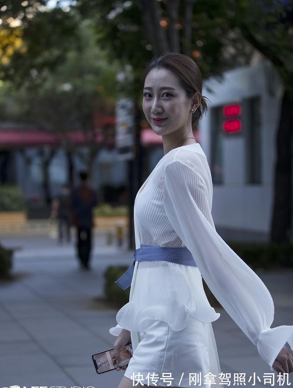 天女下凡 姑娘这件衣服也太有特点了吧, 您是天女下凡吗!