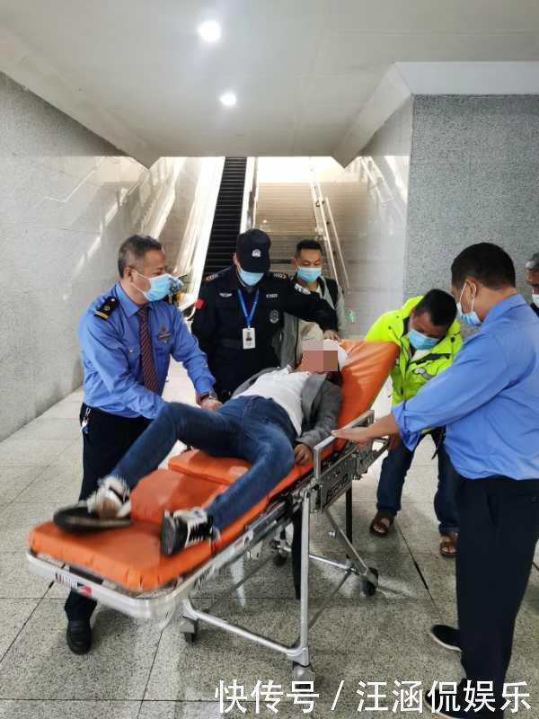 惊险!高铁上取行李,包内水杯突然滑落,砸晕