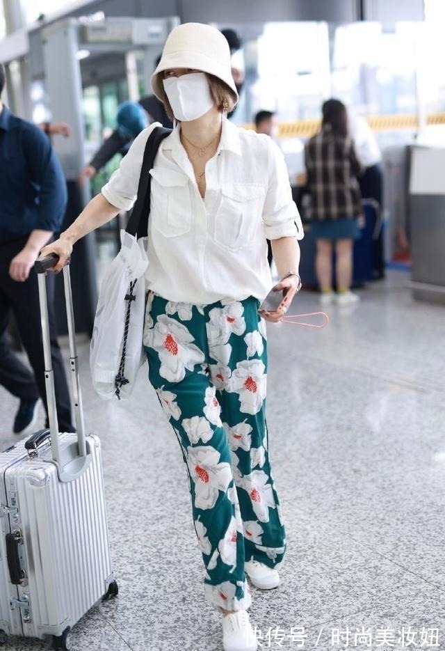 少女|45岁马伊琍真放得开,露脐背心配紧身裤出街,身材不输少女