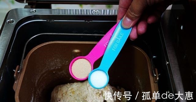 高纤|甜面包吃腻了,试试这款无油无糖的高纤面包吧!外脆内软越嚼越香