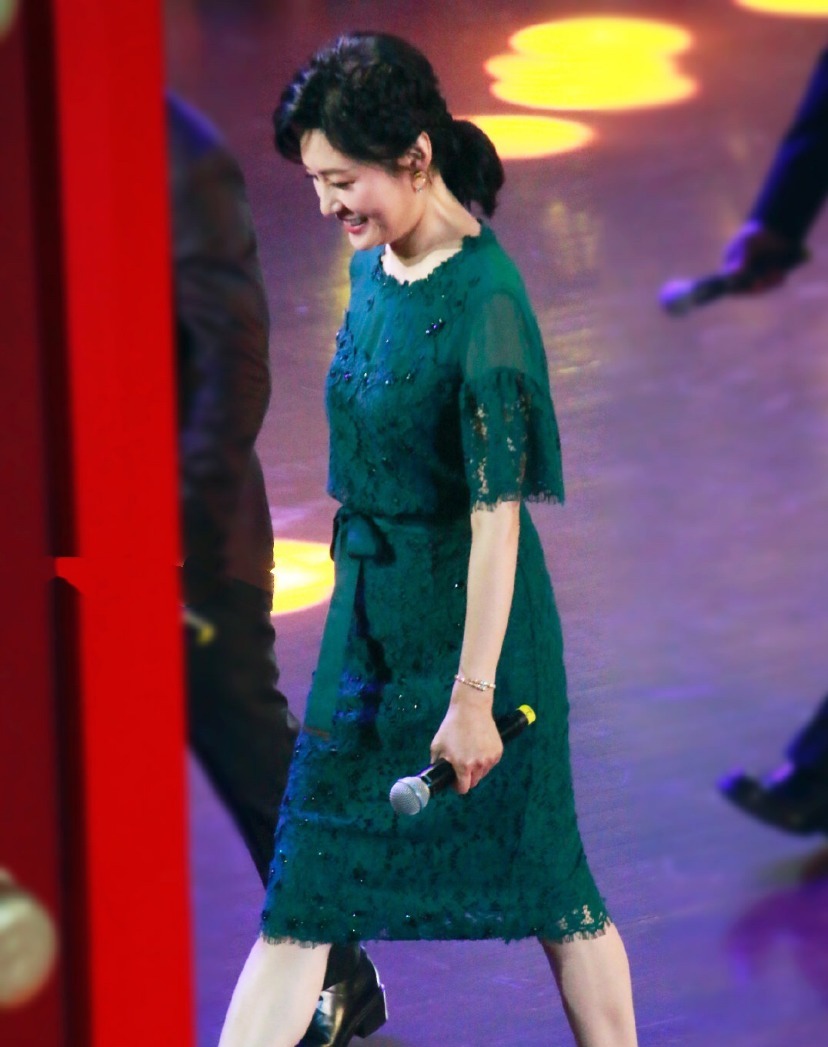 周涛 著名主持人周涛气质感真好!马尾辫搭配绿色蕾丝连衣裙,减龄时髦