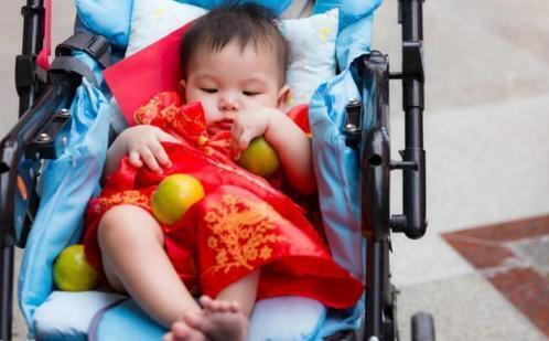 损伤|孩子这个月龄最好不要坐婴儿车,脊椎可能易受损伤,家长们别大意