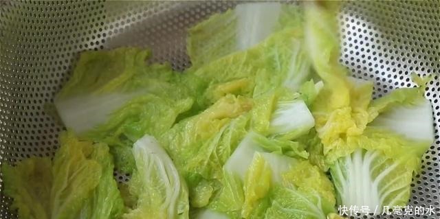 做法|白菜浑身都是宝,教你秘制做法,不炒不炖,鲜嫩多汁,营养丰富