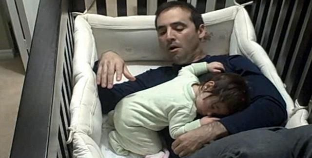 围栏|爸爸一觉醒来发现“娃丢了”,找了一圈,看到孩子后顿时感到后怕