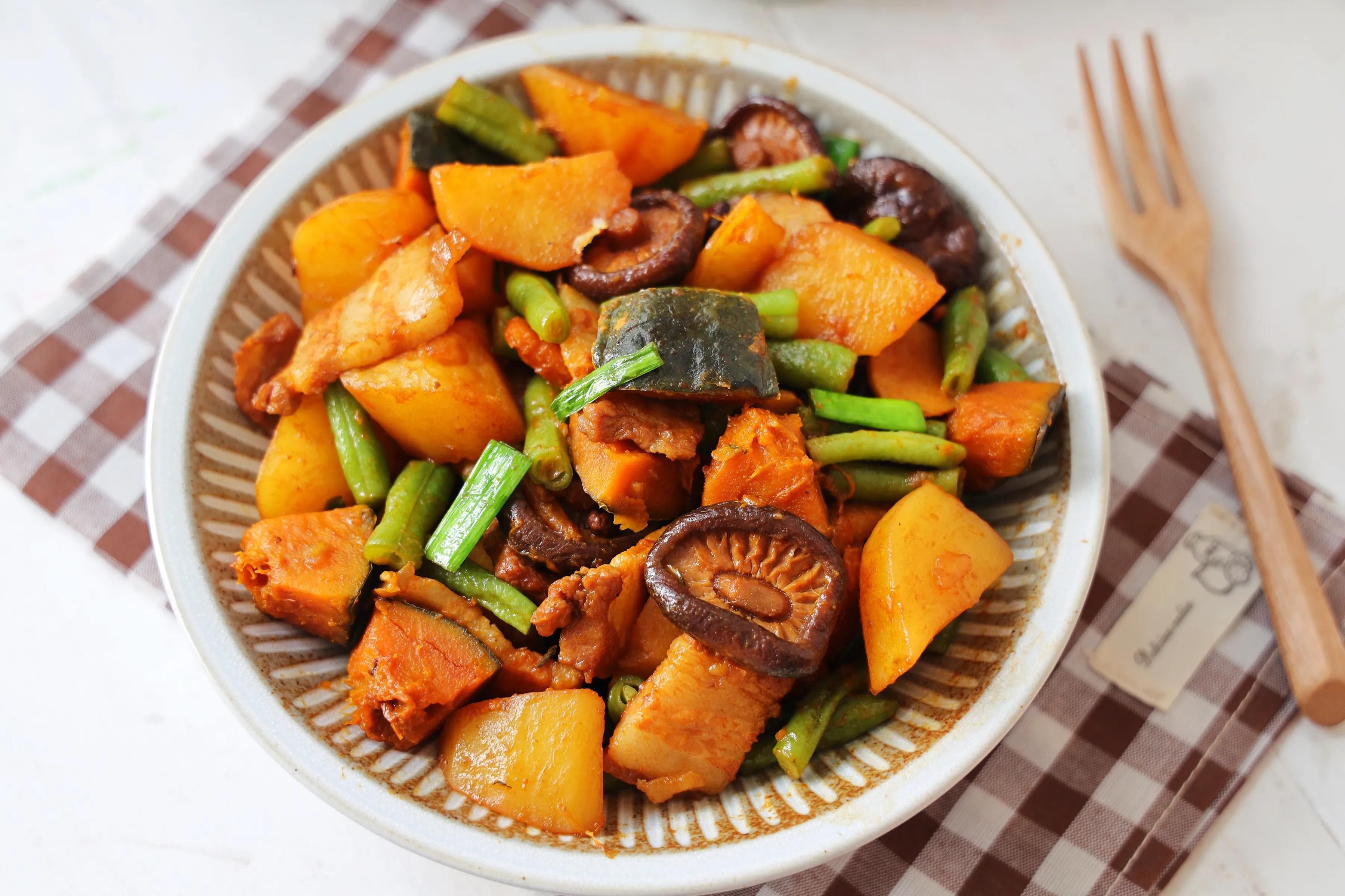 天太热不想炒菜，试试这样的一锅炖，不需要米饭，一人一碗超过瘾