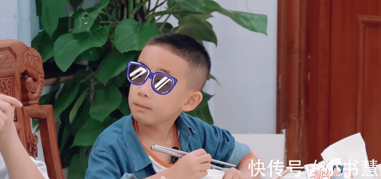 应采儿称来到内地总算不用每天担心受怕,硬逼Jasper学汉字拼音