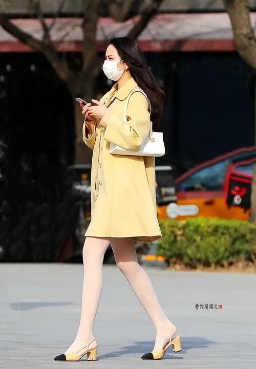 街拍:清新亮眼的白丝袜美女