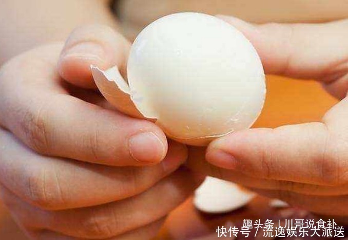 煮鸡蛋，用清水煮就错了，多加一步，蛋壳一剥就掉，蛋黄嫩营养好