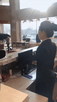 |搞笑GIF:妹子 惊不惊喜 意不意外 下次坐的时候千万要小心