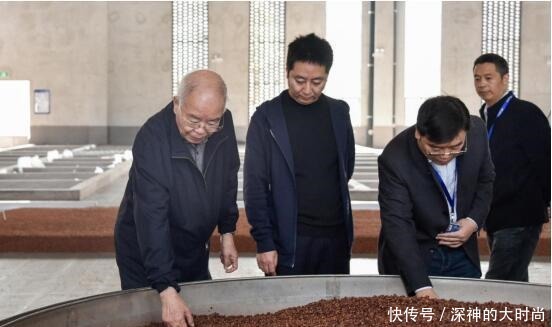 白酒泰斗梁邦昌调研江小白,赞叹口感甜、绵、甘、爽、净