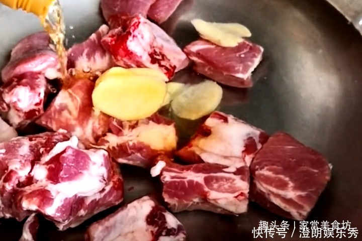 把排骨|夏天,米饭和排骨一锅出,鲜香入味又解腻,上桌全家抢着吃,过瘾