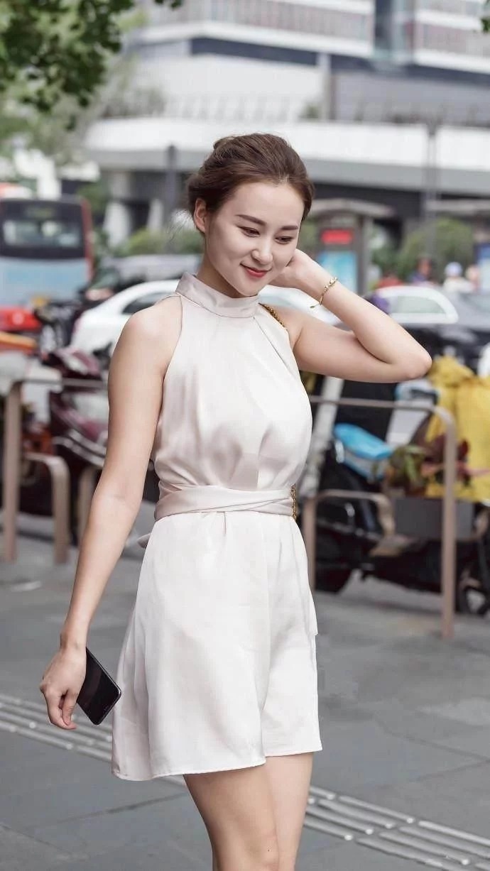 街拍:身材苗条的美女,轻松穿出优雅美感,靓丽大气