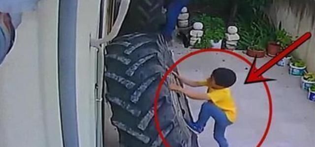 洛芸|2岁男童不慎摔下楼,亲妈大喊“不准扶”,医生赶来后连连夸奖