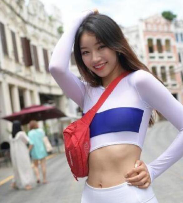 小姐姐为秀身材拼了, 穿打底裤不算啥, 上衣还短一大截, 都没眼看