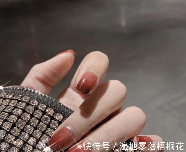 葡萄紫|超气质新年美甲,这几款让你艳压群芳,又酷又美