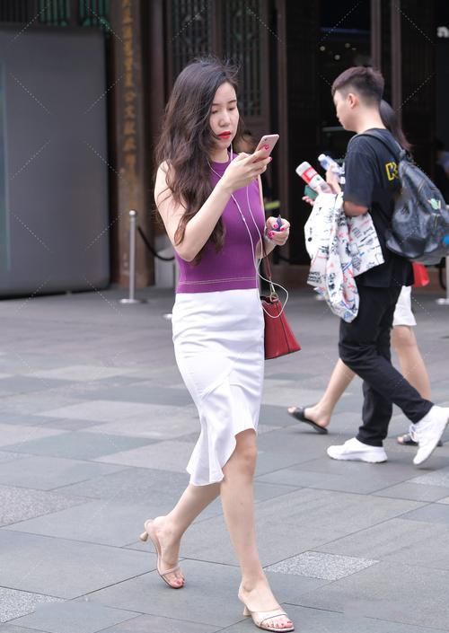 无袖上衣搭配裙子，优雅气质，显高级大方气息