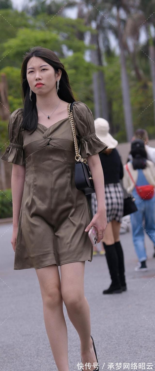 百褶裙|背带百褶裙搭配白衬衫,展现女性纤细的小蛮腰,是那么的优雅时尚